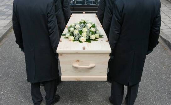 Jakie są etyczne aspekty transportu zwłok z Danii?