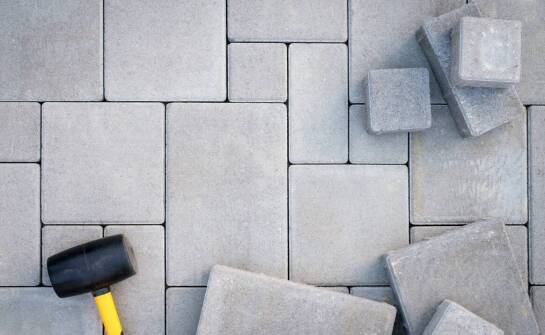 Kostka brukowa i płytki do ogrodu – inspiracje oraz praktyczne zastosowania