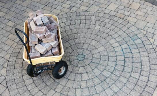 Jak wybrać odpowiednią kostkę brukową? Przegląd rodzajów i zastosowań