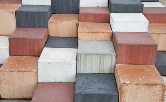 Jak wybrać kostkę brukową i zrealizować trwałą aranżację nawierzchni