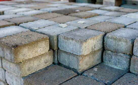 Jak wybrać idealną kostkę brukową do aranżacji przestrzeni wokół domu