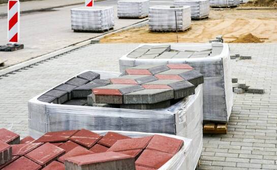 Zastosowania i zalety kostki brukowej w aranżacji przestrzeni wokół domu