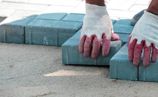 Kostka brukowa – zastosowania, rodzaje i najważniejsze zalety rozwiązania