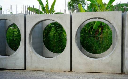 Trwałość i estetyka – co warto wiedzieć o ogrodzeniach betonowych