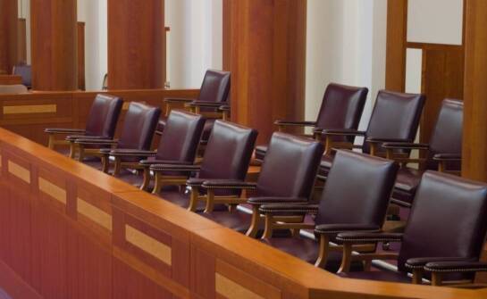 Jak działa kancelaria komornicza i kiedy warto skorzystać z jej usług