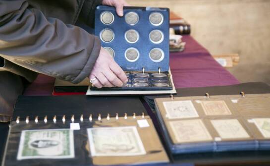 Aukcje komornicze – na czym polegają i jakie zasady warto znać?