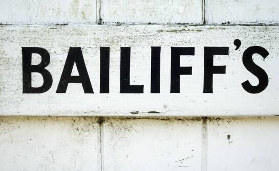 Aukcje komornicze – jak przebiegają i jakie szanse dają uczestnikom