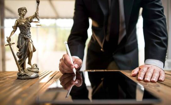 Jak działają licytacje komornicze i na co zwrócić uwagę przy zakupie