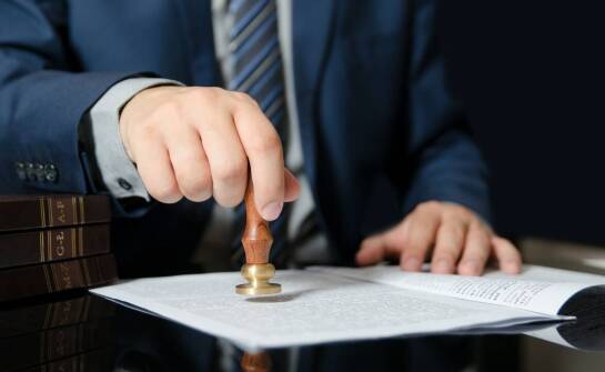 Licytacje komornicze – czym są i jak w nich uczestniczyć krok po kroku