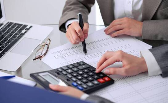 Jak wybrać zaufane biuro rachunkowe i księgowego do obsługi firmy?