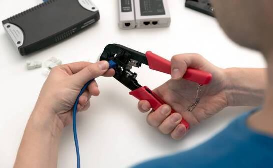 Zastosowanie praski akumulatorowej do kabli w różnych sektorach przemysłowych