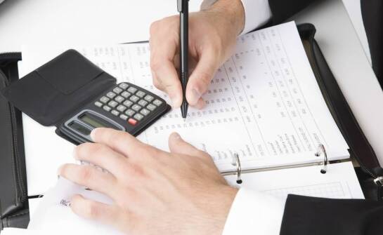 Jak wybrać solidną obsługę księgową dla firmy? Najważniejsze informacje