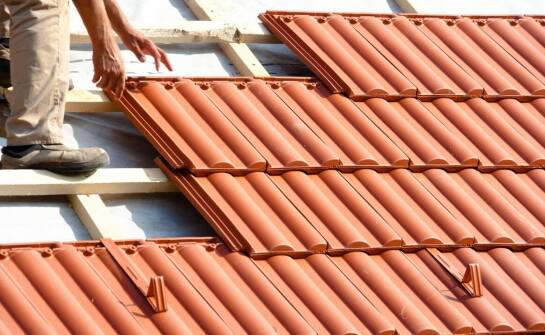 Jak przebiega krycie dachu dachówką?