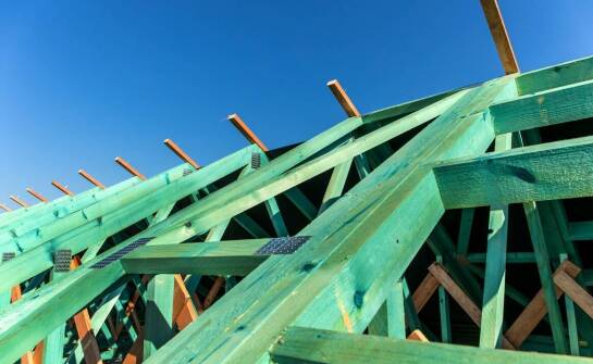 Jak powstaje więźba dachowa? Etapy budowy solidnego dachu krok po kroku