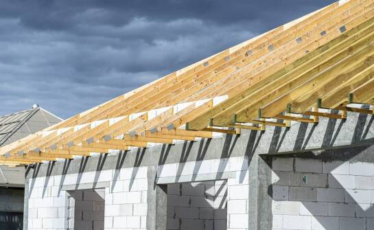 Jak przebiega montaż więźby dachowej i na co zwrócić uwagę przy budowie dachu