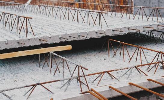 Najważniejsze etapy budowy więźby dachowej – co warto wiedzieć przed startem