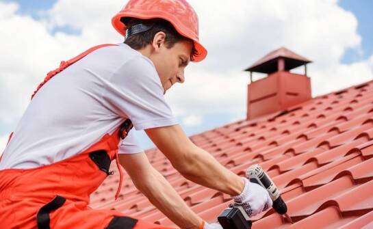 Jak przebiega remont dachu? Najważniejsze etapy i wskazówki dla inwestorów