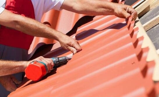 Malowanie dachów – najważniejsze informacje, korzyści i etapy prac