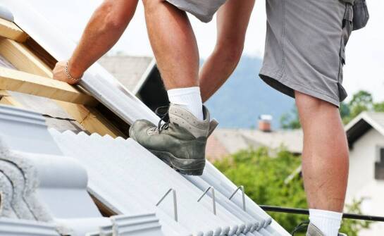 Czym zajmuje się dekarz i na co zwrócić uwagę przy wyborze specjalisty