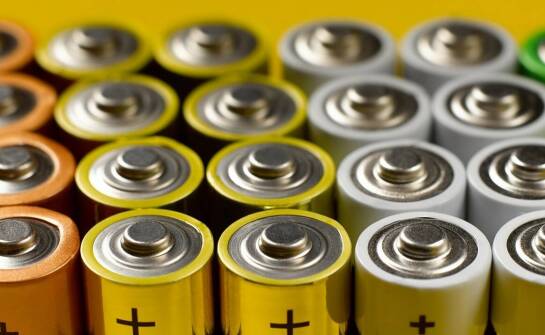 Akumulatory kwasowo-ołowiowe – działanie, zastosowanie i najważniejsze zalety