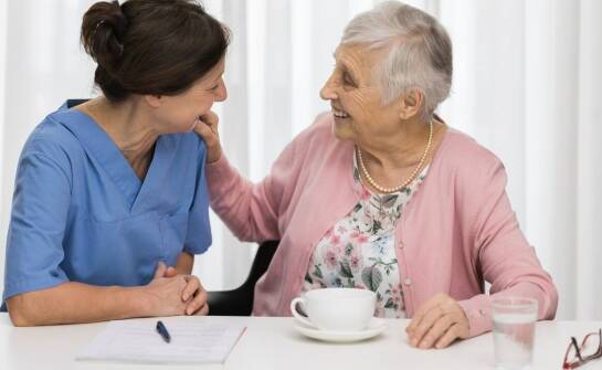 Jak wygląda codzienność opiekunki osób starszych? Najważniejsze informacje