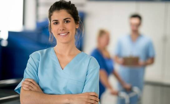 Jak wygląda codzienność w pracy opiekuna? Zarobki, wyzwania, możliwości