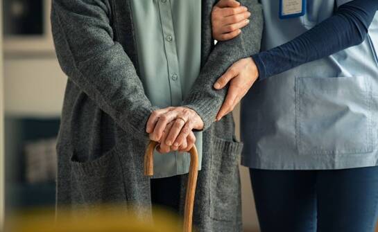 Jak wygląda praca opiekunki za granicą – najważniejsze informacje i porady