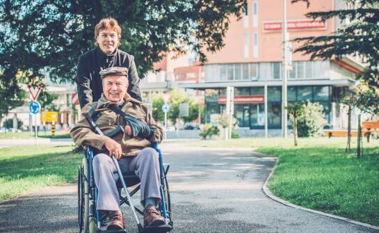 Jak wygląda opieka nad seniorami w Polsce i jakie są dostępne możliwości