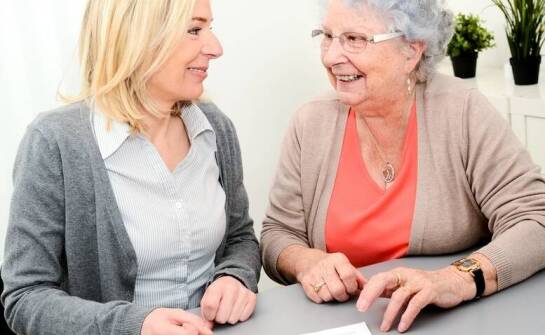 Praca w opiece – najważniejsze informacje i aktualne trendy w zawodzie