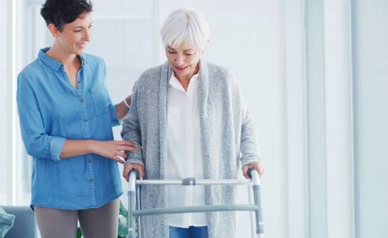 Jak wygląda praca opiekuna osób starszych? Zakres obowiązków i wymagania