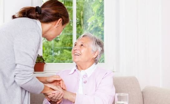 Jak wygląda praca opiekunki w Niemczech? Zarobki, wymagania, realia