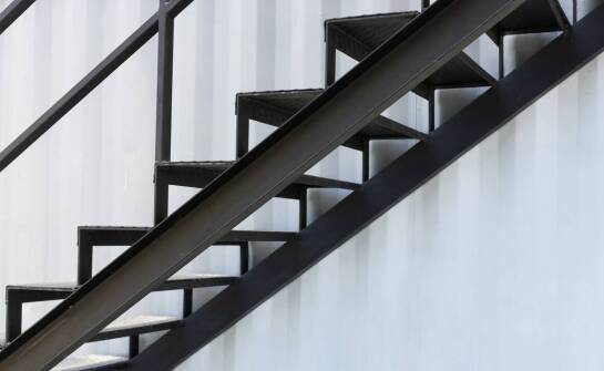 Schody stalowe – funkcjonalność, bezpieczeństwo i estetyka w aranżacji wnętrz