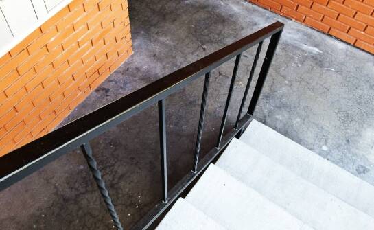 Schody metalowe – trwałość i stylowe rozwiązania do każdego wnętrza