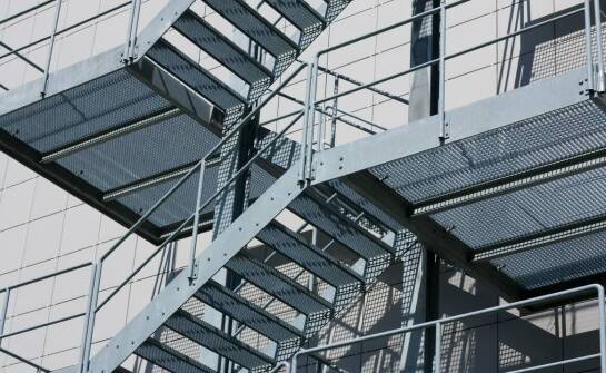 Schody stalowe – solidne rozwiązania i inspiracje do każdego wnętrza