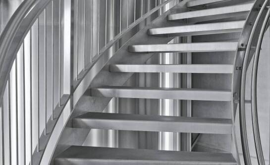 Schody stalowe – pomysły na wykorzystanie i korzyści w codziennym użytkowaniu