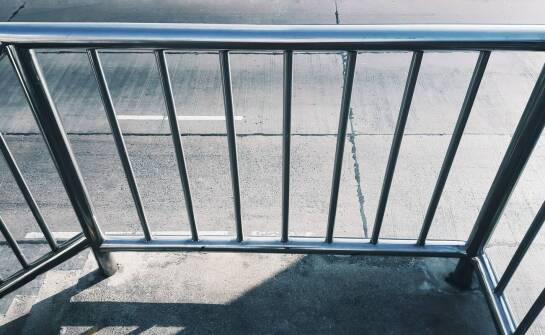 Balustrady – inspiracje, rodzaje i praktyczne zastosowania w aranżacji wnętrz