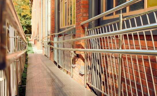 Balustrady – rodzaje, zastosowanie i najnowsze trendy w aranżacji wnętrz