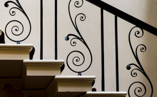 Balustrady metalowe i szklane – inspiracje i aktualne trendy w aranżacji