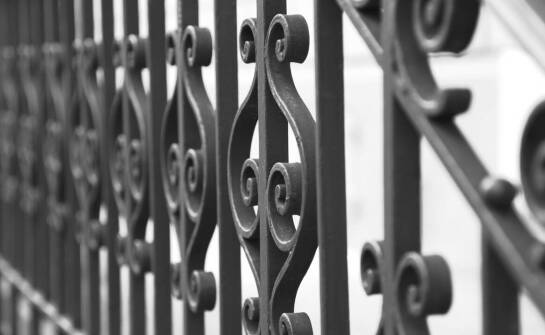 Bramy stalowe – trwałość, bezpieczeństwo i estetyka w nowoczesnych ogrodzeniach