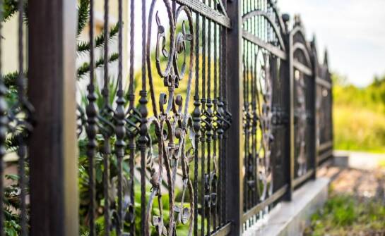 Bramy stalowe – zastosowania, zalety i najważniejsze cechy konstrukcji