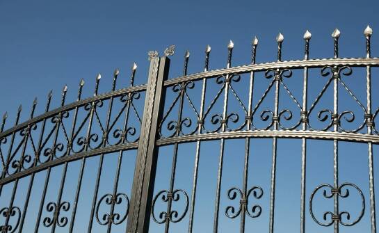 Najważniejsze zalety bram stalowych – trwałość i bezpieczeństwo na lata