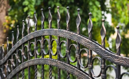 Bramy stalowe – najważniejsze zalety i zastosowania w nowoczesnym budownictwie