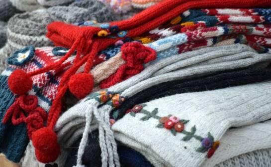 Chusty ręcznie robione – najciekawsze wzory i pomysły na stylizacje