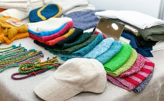 Czapki robione na drutach – jak powstają modne dodatki na zimę