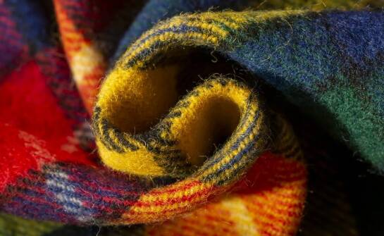 Szaliki ręcznie robione – jak powstają i dlaczego cieszą się popularnością