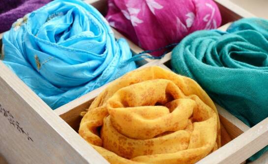 Szaliki ręcznie robione – jak powstają modne dodatki na każdą porę roku