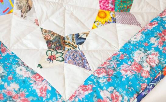 Narzuty patchworkowe – modne inspiracje i pomysły na aranżację wnętrz