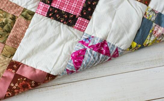 Narzuty patchworkowe – modne wzory i inspiracje do każdego wnętrza