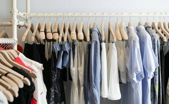 Szafy na zamówienie i garderoby – funkcjonalność oraz pomysły na aranżacje