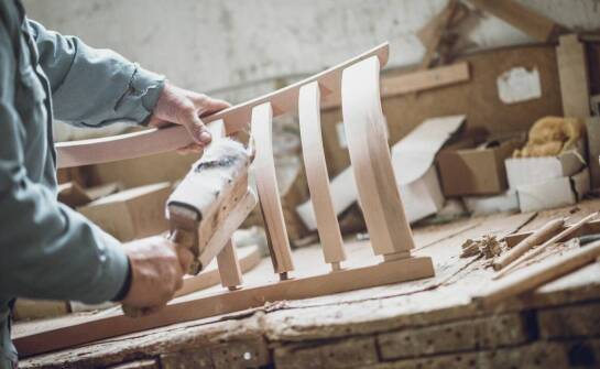 Meble na wymiar i nietypowe zabudowy – rozwiązania dla trudnych przestrzeni